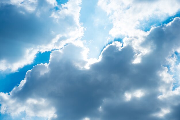 Mooie blauwe lucht met zonbundel met bewolkt