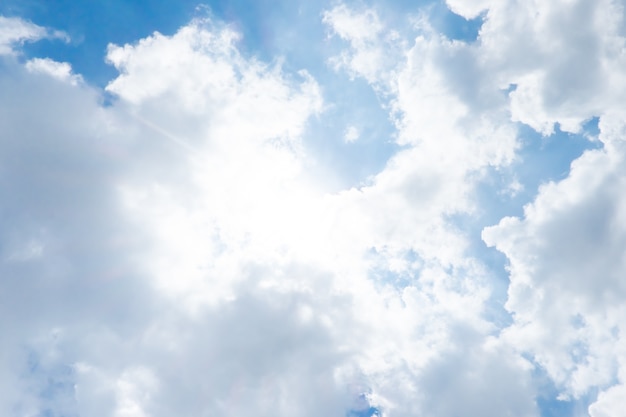 Mooie blauwe lucht met zonbundel met bewolkt