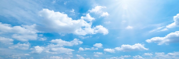 Mooie blauwe lucht wolken voor achtergrond panorama van de lucht