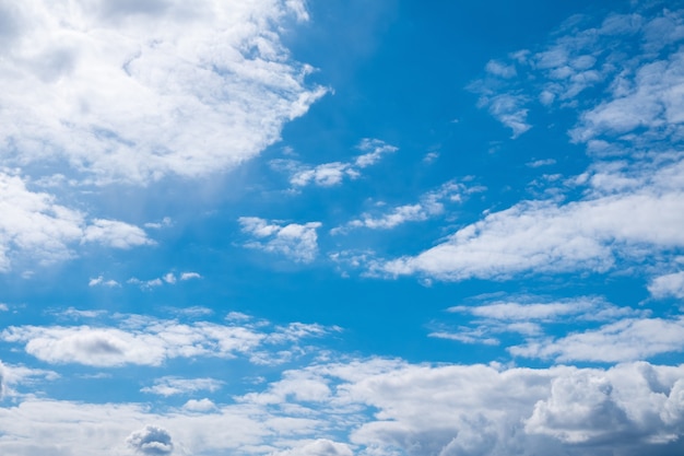 Mooie blauwe zonnige lucht met witte wolken