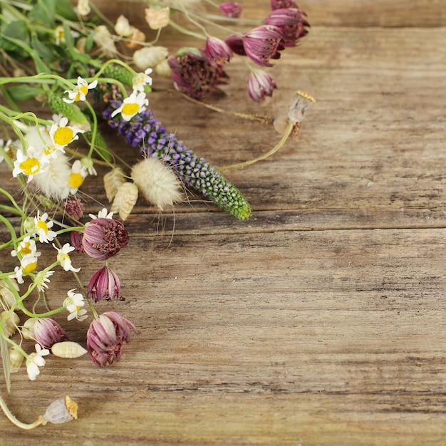 Mooie bloemen houten achtergrond