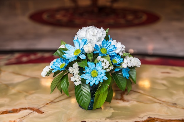 mooie bloemen in pot op houten tafel