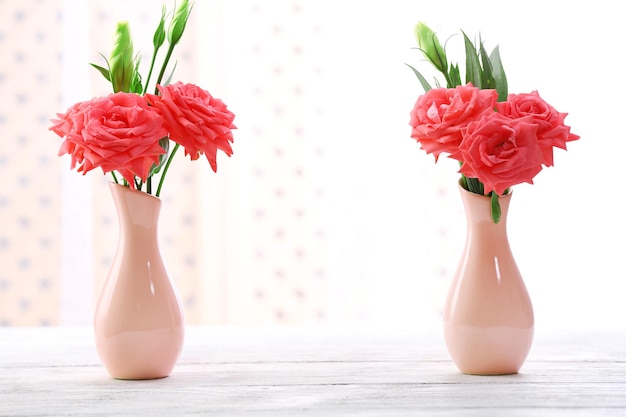 Mooie bloemen in vaas met licht van raam