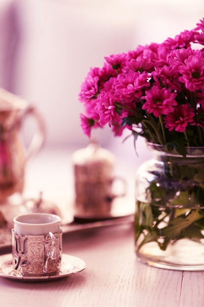 Mooie bloemen in vaas op tafel in de kamer