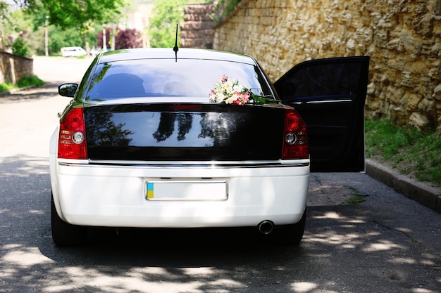 Foto mooie bloemen op auto