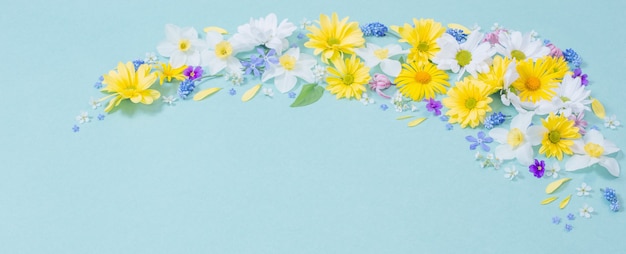 Mooie bloemen op blauw papier muur