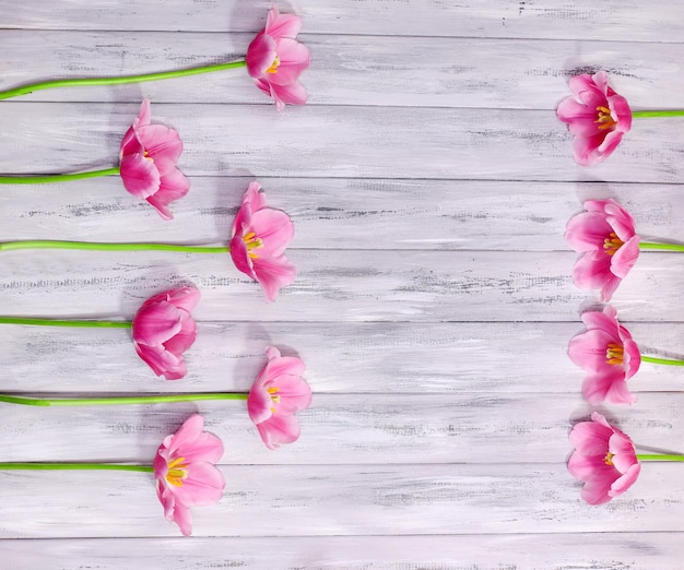 Mooie bloemen op een houten achtergrond kleur