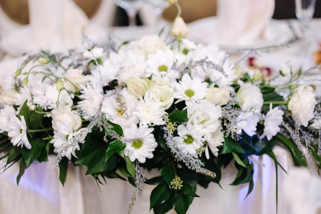 Mooie bloemen op huwelijkstafel in restaurant