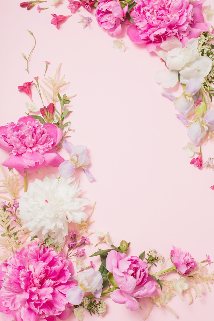 Mooie bloemen op roze papier achtergrond