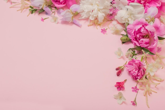 Mooie bloemen op roze papieren achtergrond