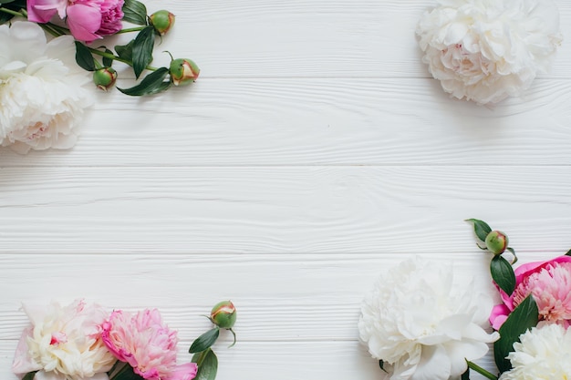 Mooie bloemen op witte houten achtergrond