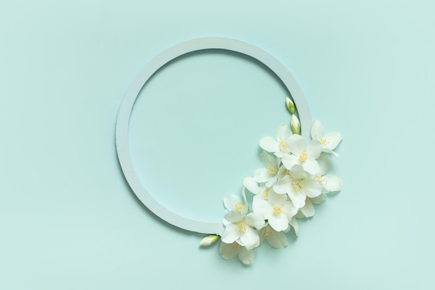 Mooie bloemen samenstelling witte jasmijn bloemen leeg rond frame voor tekst op pastel groene backg