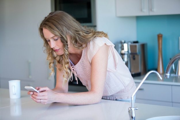 Mooie blonde aan de telefoon