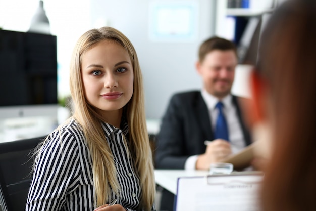 Foto mooie blonde bediende in office