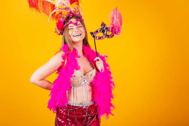 Mooie blonde braziliaanse vrouw met koninginkleren van sambaschool carnaval Veerkroon met carnavalsmasker