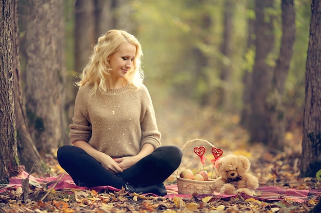 mooie blonde in het herfstbos