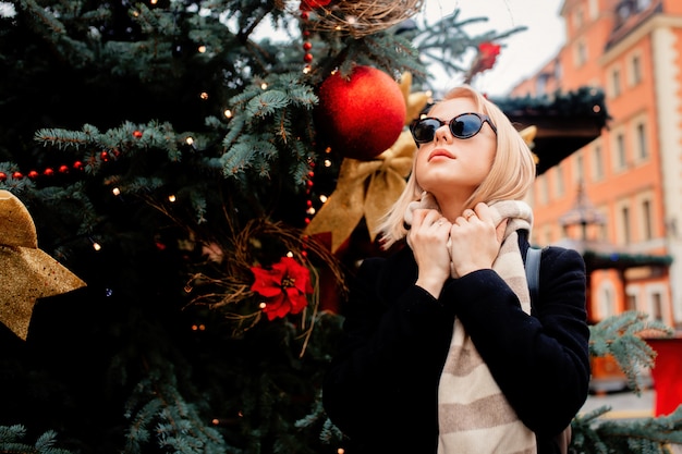 Mooie blonde in suglasses op de kerstmarkt in Wroclaw, Polen