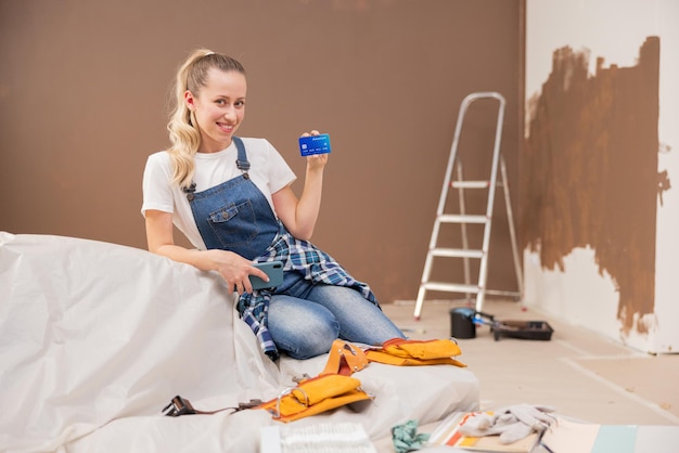 Mooie blonde jarige gekleed in een denim overall, een wit t-shirt en een geruit hemd