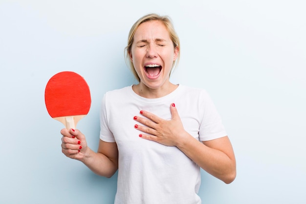 Mooie blonde jonge volwassen vrouw pingpong concept