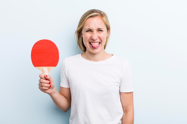 Mooie blonde jonge volwassen vrouw pingpong concept