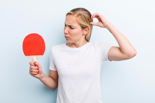 Mooie blonde jonge volwassen vrouw pingpong concept