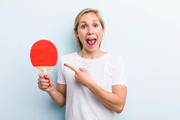 Mooie blonde jonge volwassen vrouw pingpong concept