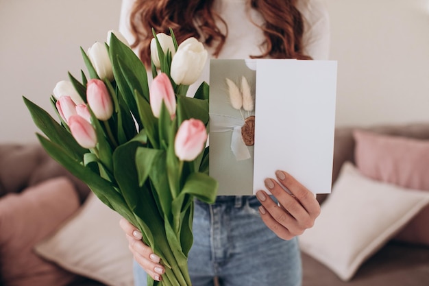 Mooie blonde krijgt een boeket bloemen voor de voorjaarsvakantie. Feestelijk concept