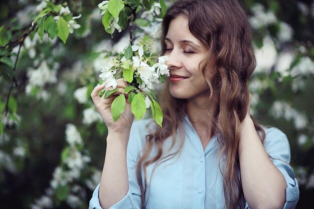 mooie blonde lente appelbloemen lopen in het park