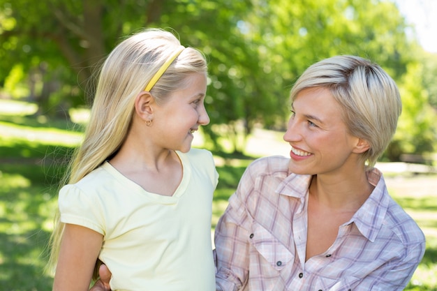 Mooie blonde met haar dochter in het park