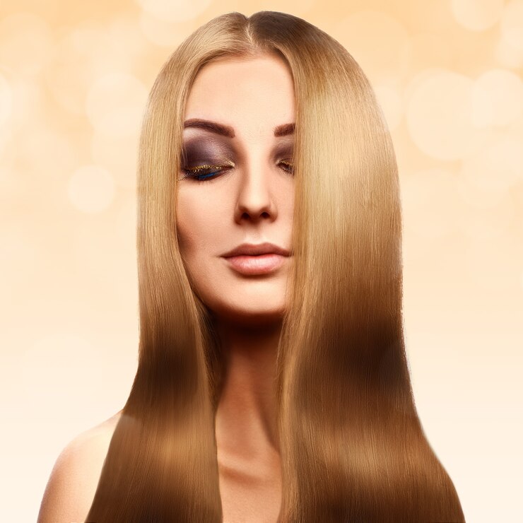 Mooie blonde met perfect gezond lang haar met professionele make-up op abstract geel