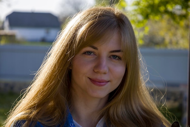 Mooie blonde Oekraïense meisje lacht