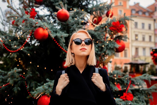 Mooie blonde op de kerstmarkt in Wroclaw, Polen