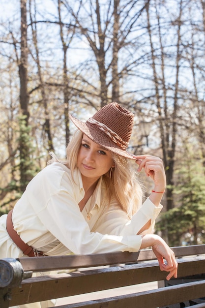 Mooie blonde op een wandeling in een cowboyhoed