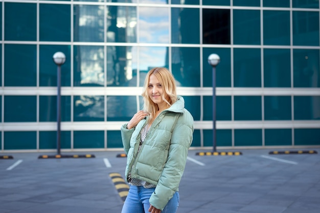 Mooie blonde poseren in de stad