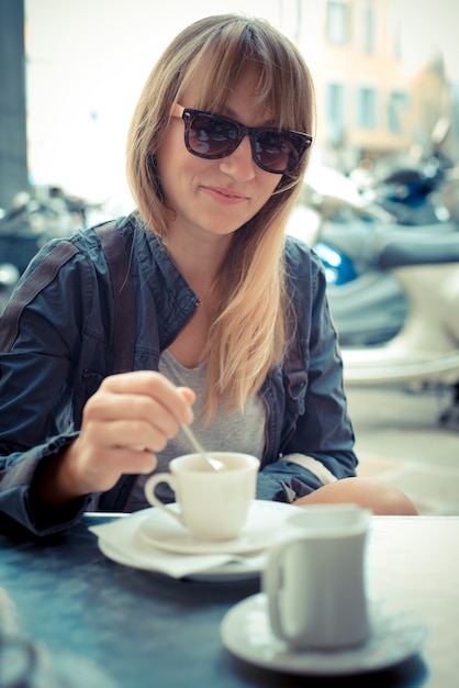 mooie blonde vrouw aan het ontbijt aan de bar