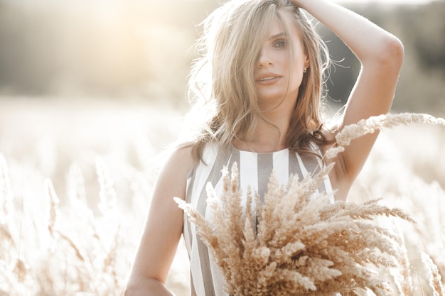 Mooie blonde vrouw close-up portret buitenshuis Glimlachend gezicht Mooie dame op zomer achtergrond Emotionele vrouw buitenshuis