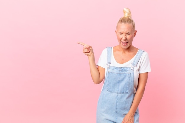 Mooie blonde vrouw die agressief schreeuwt en er erg boos uitziet