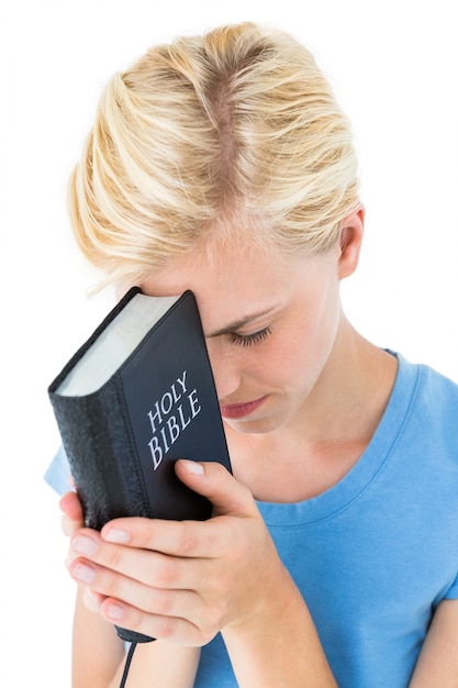 Mooie blonde vrouw die bijbel