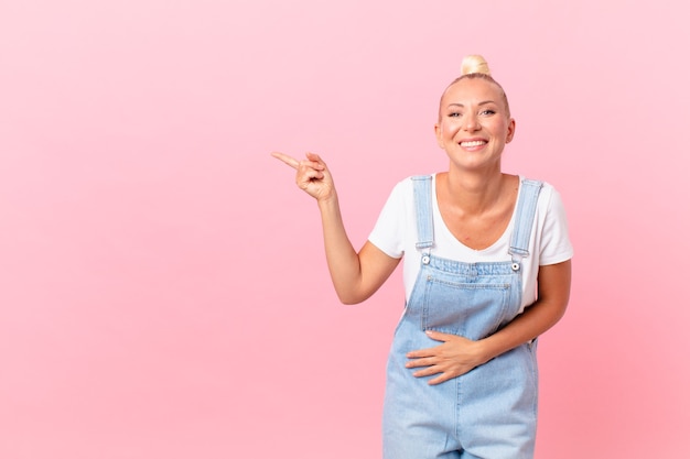 Mooie blonde vrouw die hardop lacht om een hilarische grap