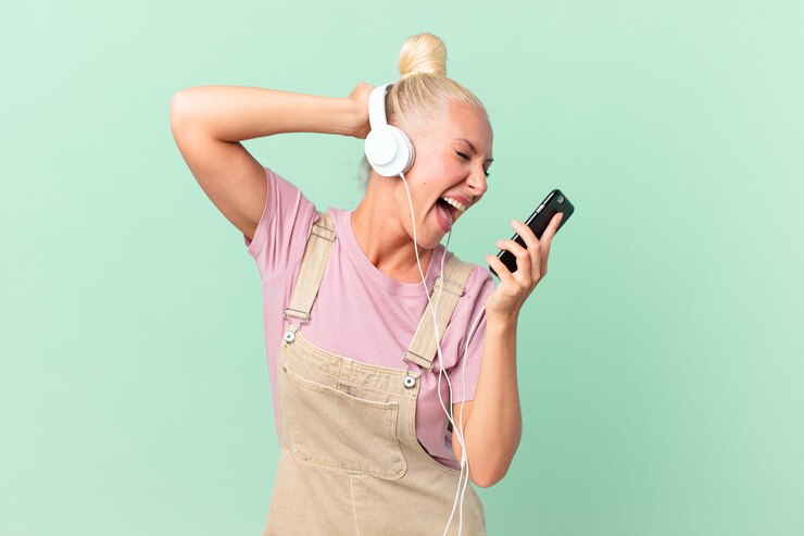 Foto mooie blonde vrouw die muziek luistert met een koptelefoon
