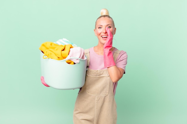 Mooie blonde vrouw die zich gelukkig voelt, een grote schreeuw geeft met handen naast het concept van mondwaskleren