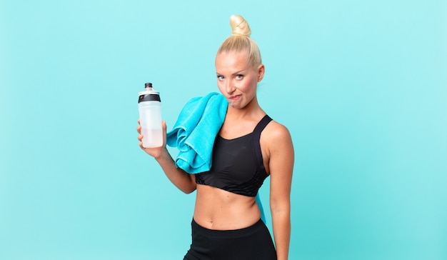 Mooie blonde vrouw die zich verdrietig, overstuur of boos voelt en opzij kijkt. fitnessconcept