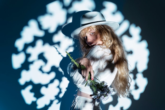 Foto mooie blonde vrouw in blauw licht