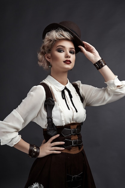 Mooie blonde vrouw in steampunk-stijlkostuum en oorringen en halsband