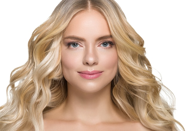 Mooie blonde vrouw krullend blond haar geïsoleerd op wit kapsel vrouwelijk portret natuurlijke make-up