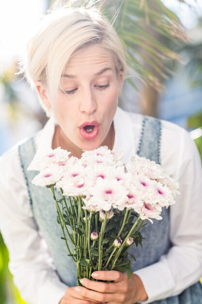 Mooie blonde vrouw met bos bloemen