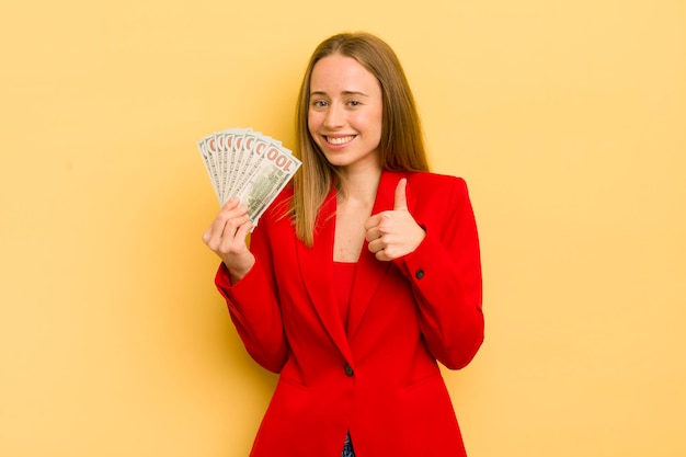 Mooie blonde vrouw met dollarbankbiljetten