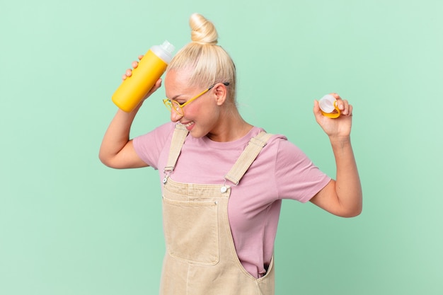 Mooie blonde vrouw met een koffiethermos