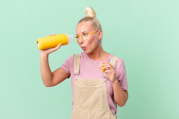 Mooie blonde vrouw met een koffiethermos