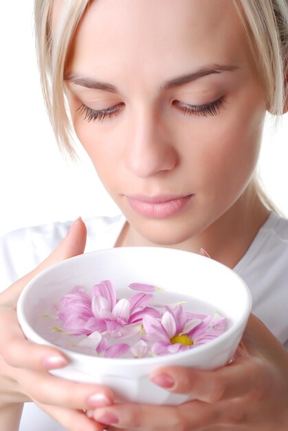 Mooie blonde vrouw met kom bloemen